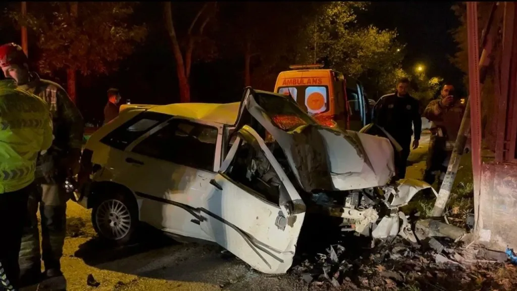 Osmangazi'de kontrolden çıkan otomobil duvara çarptı, sürücü ağır yaralı