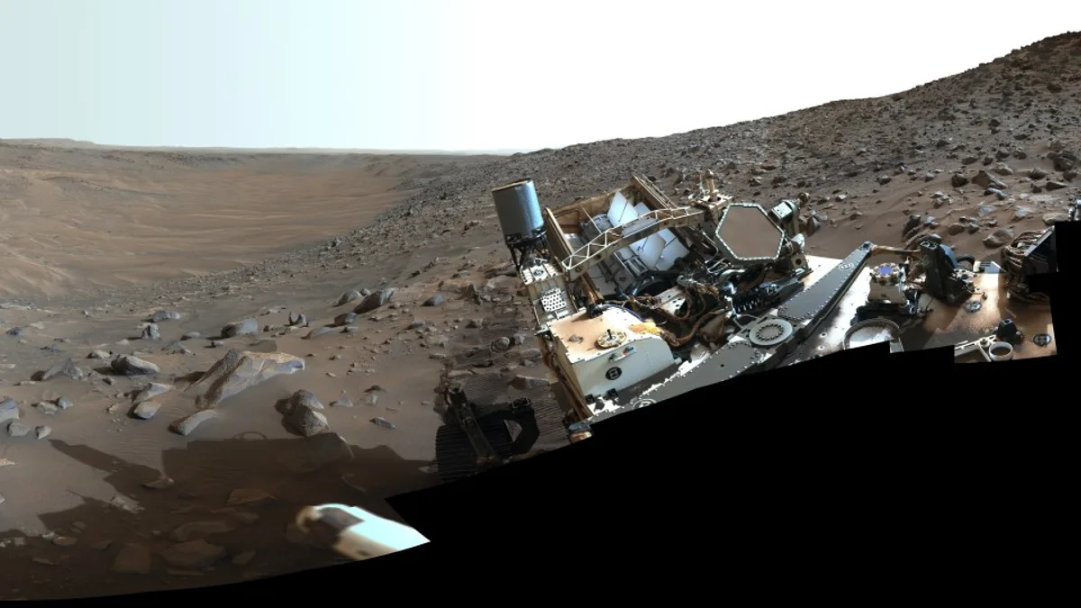 NASA Perseverance keşif aracının Mars Jezero Krateri üzerindeki uzay giysisi test hedefi ve tozlu yüzey