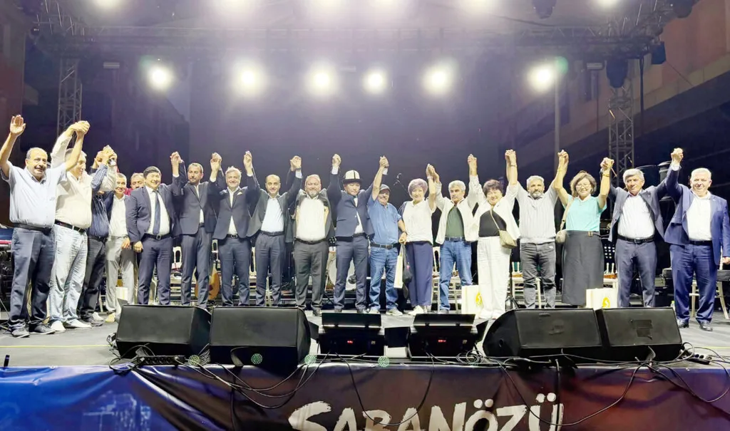 Şabanözü Gençlik ve Kültür Festivali sahnesinde el ele tutuşup selam veren protokol ve katılımcılar