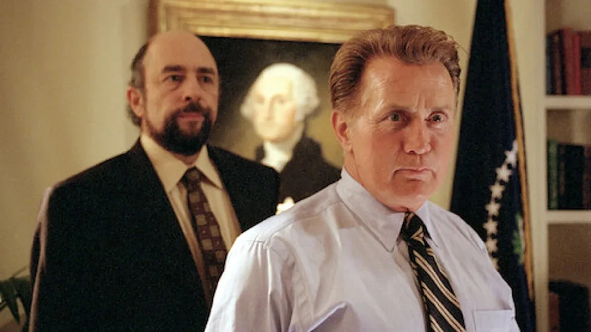 The West Wing dizisinde Beyaz Saray Oval Ofis koridorlarında kriz toplantısı