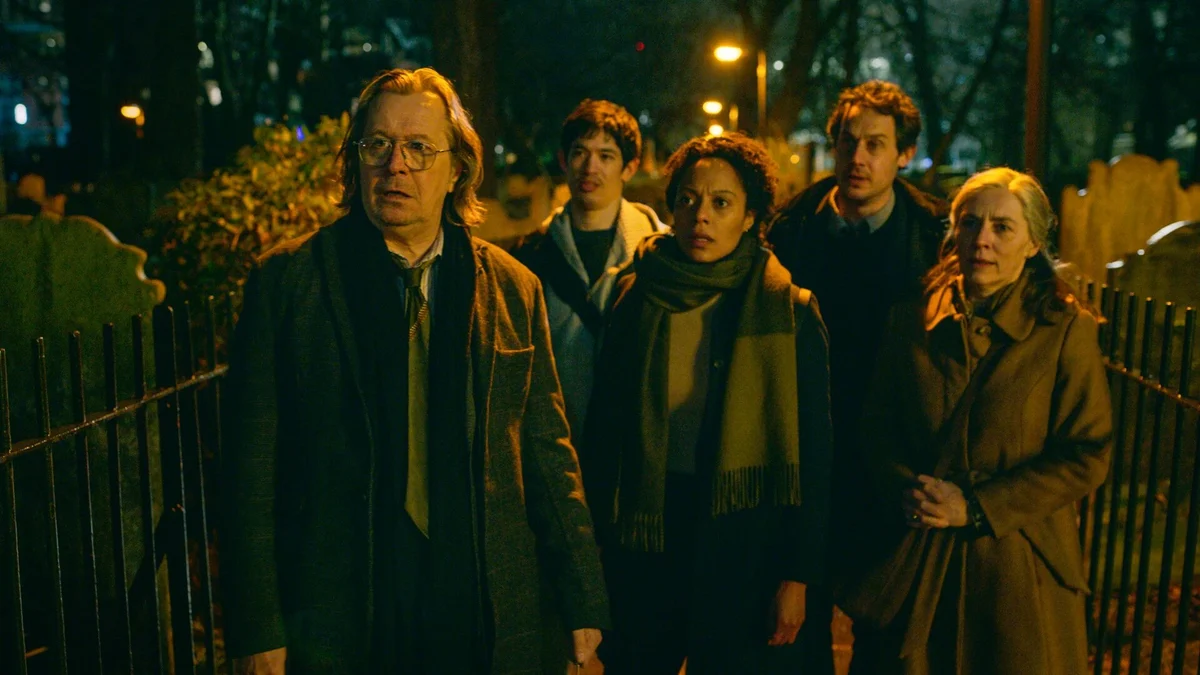 Slow Horses dizisinde MI5 Slough House şefi Jackson Lamb rolündeki Gary Oldman ve ekibi Londra sokaklarında