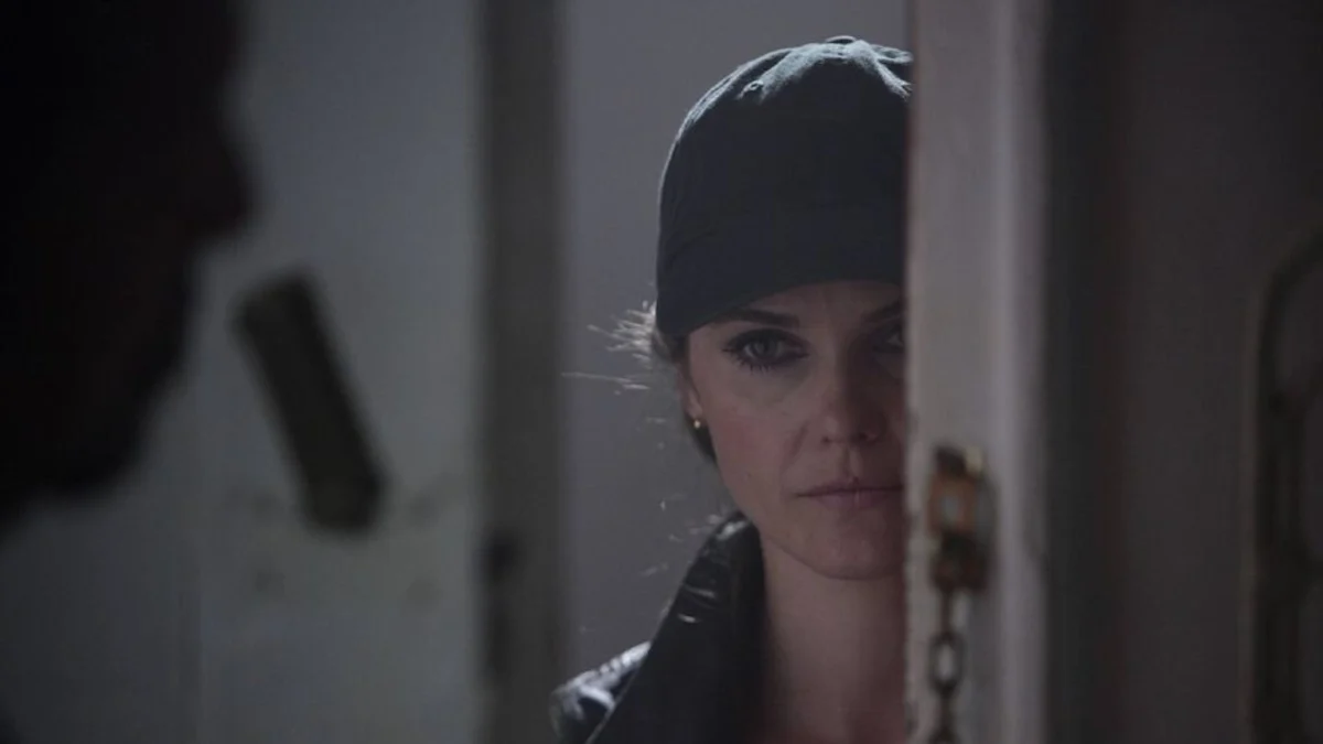 The Americans dizisinde KGB subayı Elizabeth Jennings rolündeki Keri Russell saha operasyonunda