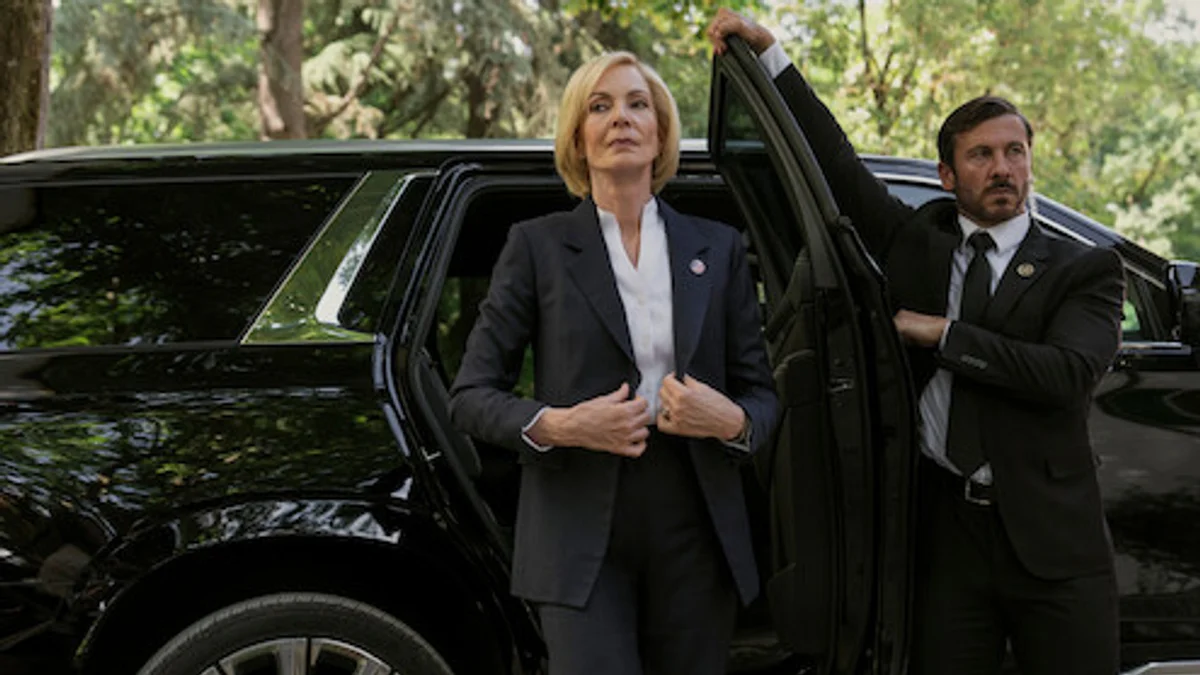 The Diplomat 4. sezonda Başkan Grace Penn (Allison Janney) makam aracından inerken