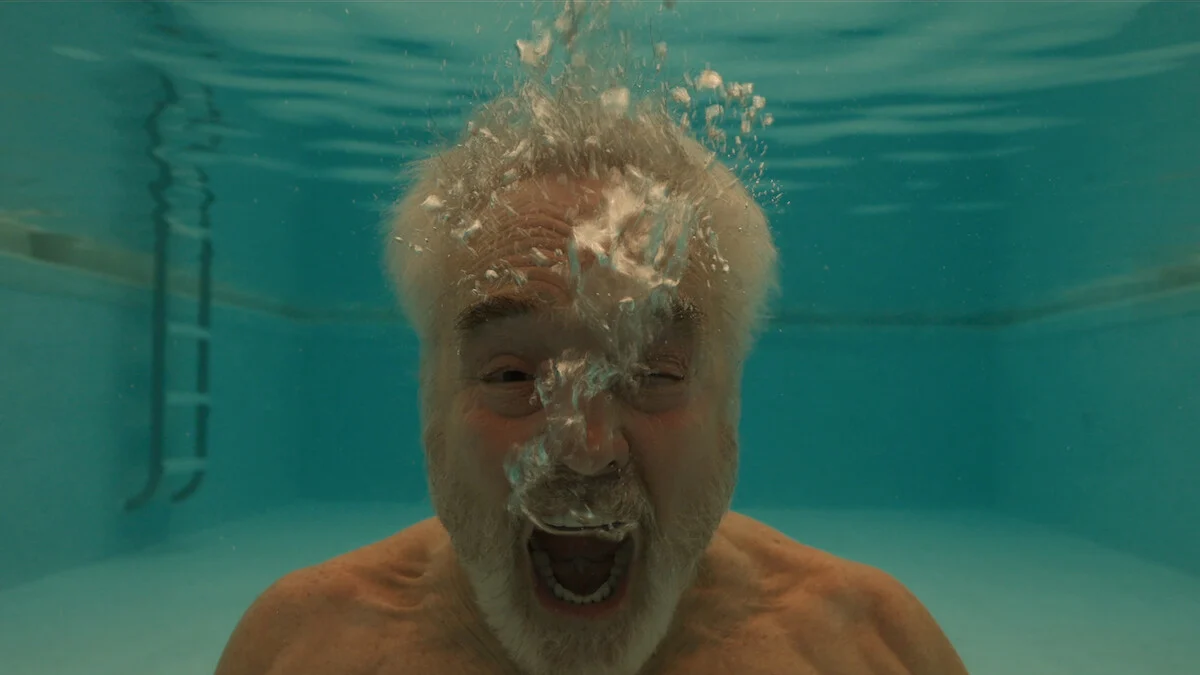 The Diplomat 4. sezonda Todd Penn (Bradley Whitford) havuz sahnesinde