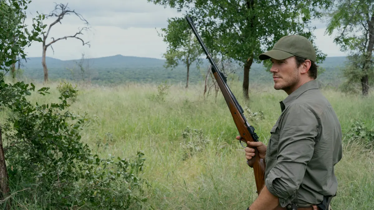 The Terminal List 2. sezonda Afrika'daki av sahasında tüfekle James Reece (Chris Pratt)