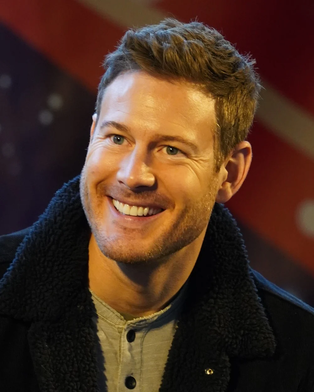 Tom Hopper 2022 Brüksel Comic Con'daki söyleşide gülümserken