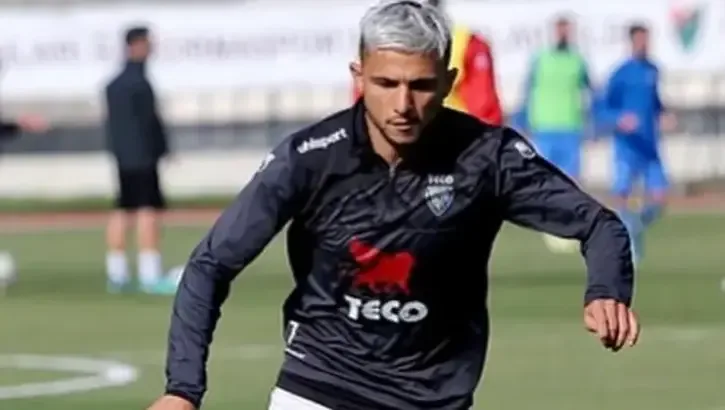 Tuğay Adamcıl sahada futbol oynarken