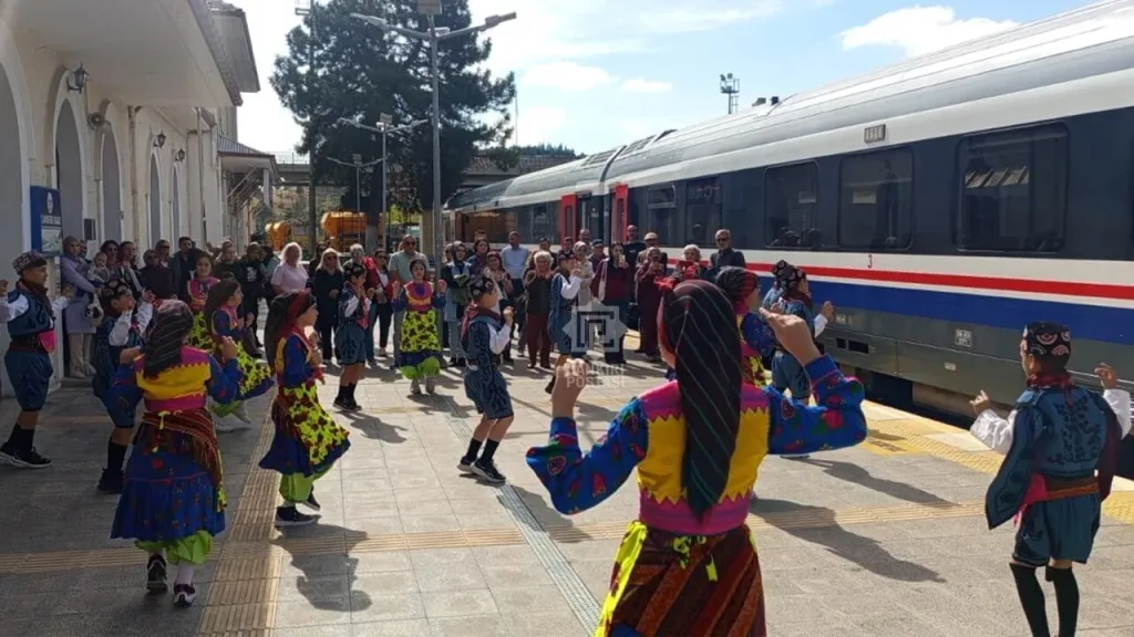 Tuz Ekspresi misafirleri Çankırı'da halk oyunlarıyla karşılandı