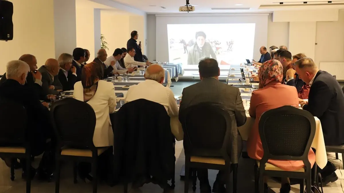 Tuzlife Otel'de buluşan muhtarlar Başkan Esen ile 7 yıllık çalışmaları masaya yatırdı