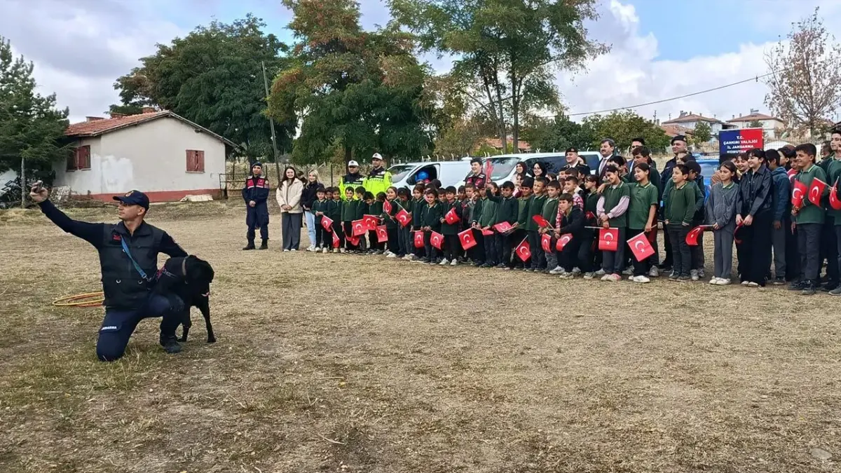Ünür'de jandarma köpekleri gösteri sundu, öğretmenlere KADES anlatıldı