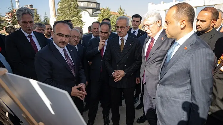 Uraloğlu, Deveciler'deki çevre yolu şantiyesinde Karayolları Genel Müdürü'nden bilgi aldı