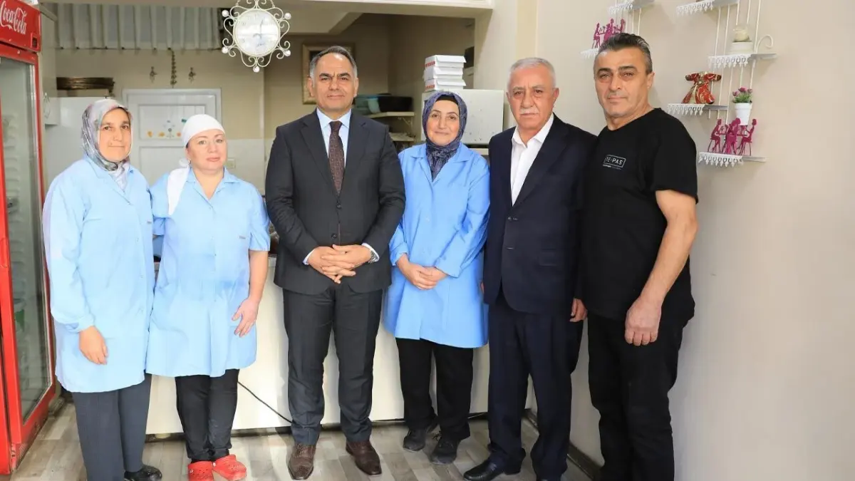 Vali Çakırtaş, Yılın Ahisi seçilen Canan Yaşar'ı iş yerinde ziyaret etti