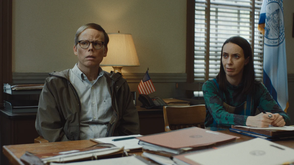 Widow's Bay dizisinde Dale (Jeff Hiller) ve Patricia Moyer (Kate O'Flynn) belediye binasında