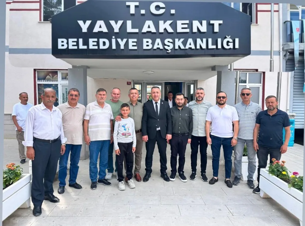 26. Yaylakent Şenlikleri sırasında Yaylakent Belediyesi binası önünde toplananlar