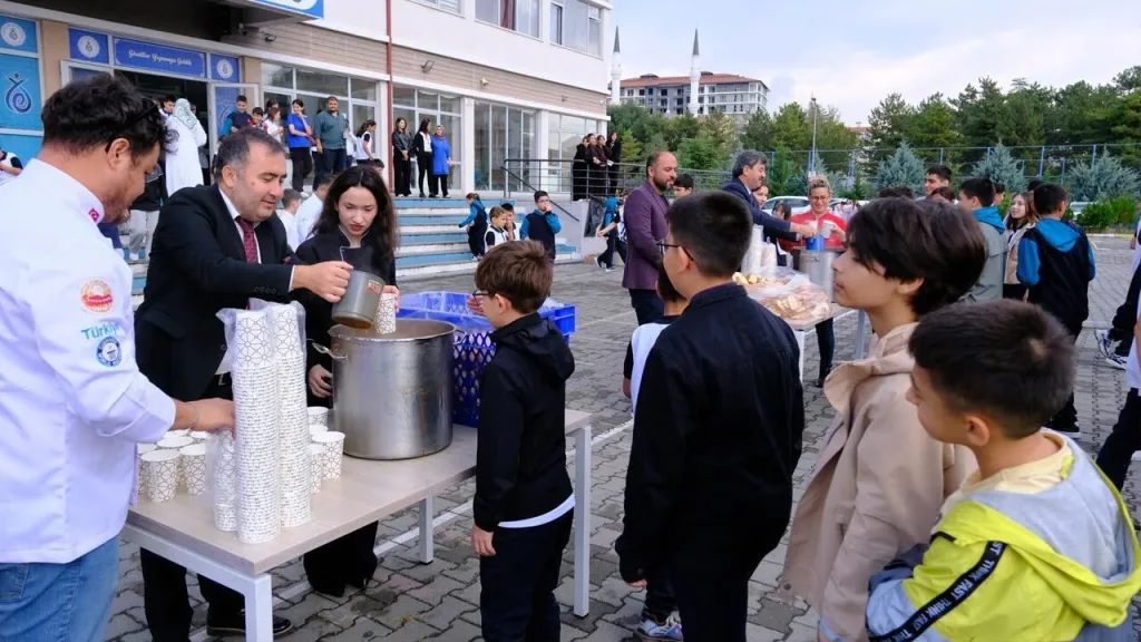 Yunus Emre Ortaokulu öğrencileri güne sıcak çorbayla başladı