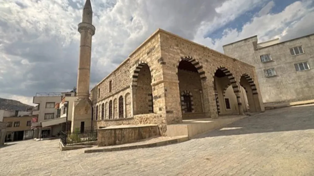 Yüzyıllara meydan okuyan 6 cami yeniden ibadete açılıyor