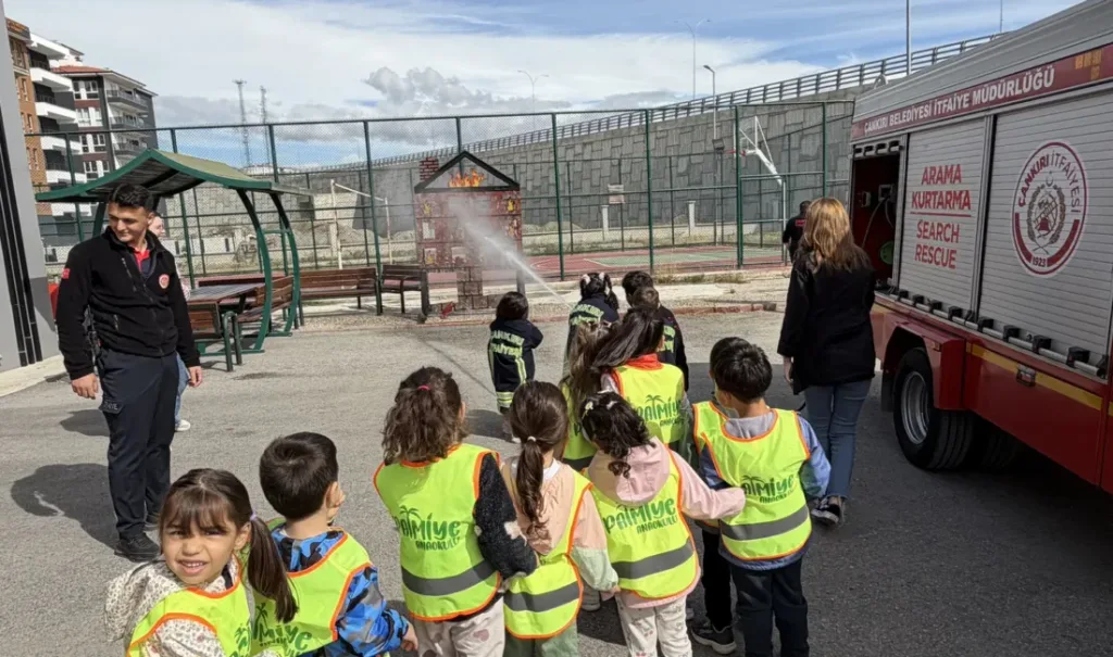 Ziyaret miniklerden, hayat kurtaran bilgiler itfaiyecilerden