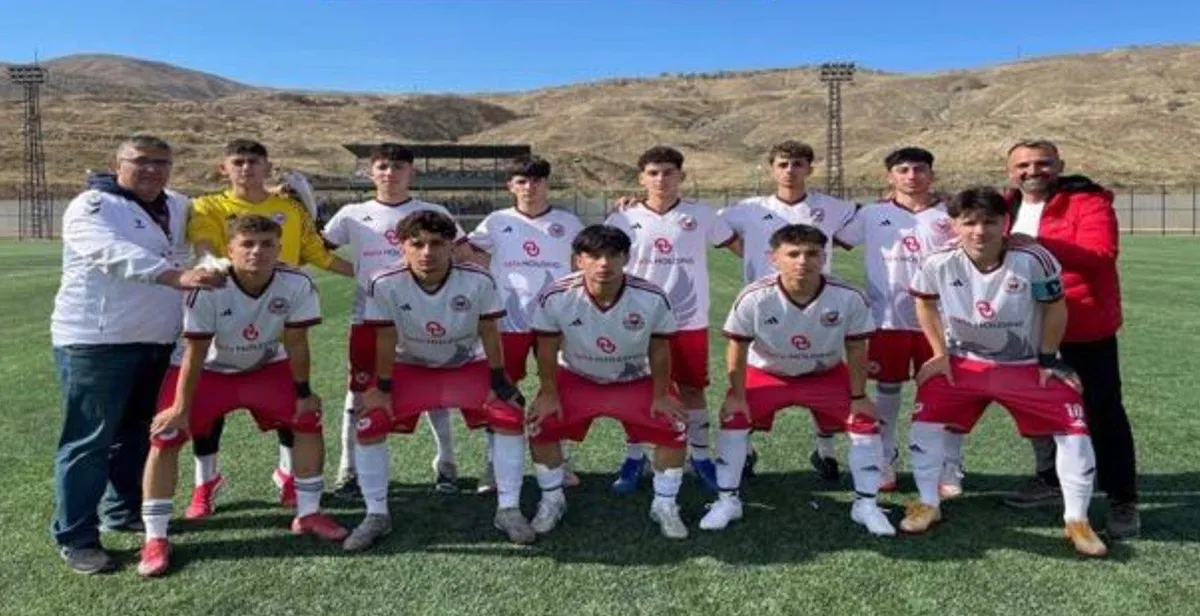 Çankırıgücü U17 takımı Zonguldak deplasmanında maç öncesi toplu fotoğrafta